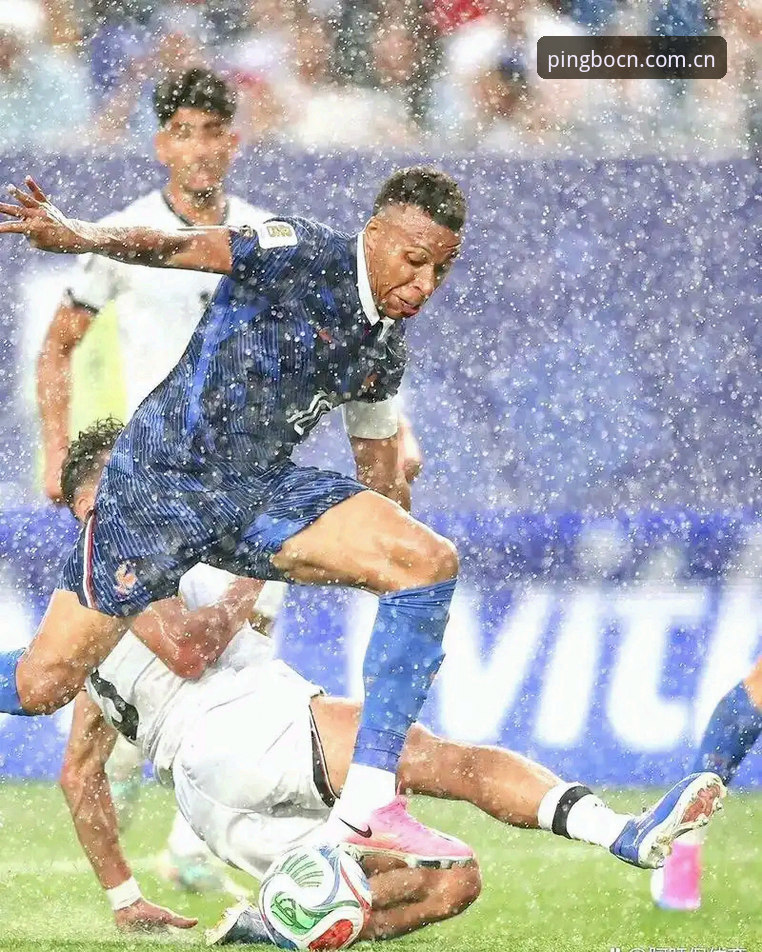 世界杯夜场生存必备知识：雷暴中断与数据追踪的两小时